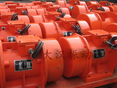 YZS振動(dòng)電機(jī)：加裝防護(hù)外殼，密封性強(qiáng)不易損壞。